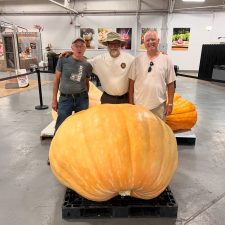 Jim Beal, Jim Ford (1,323 pumpkin) and Pat Hanson